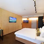 Steiermarkhof - Aus Holz Gebaut, Von Huegeln Gekuesst Hotel 4*