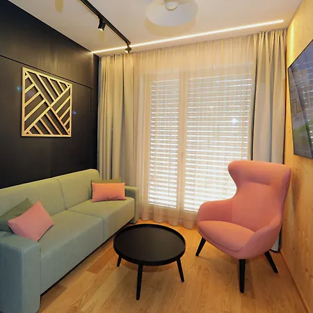 Steiermarkhof - Aus Holz Gebaut, Von Huegeln Gekuesst 4*